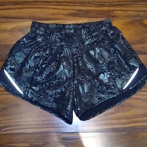 Lululemon Hotty Hot 4" short